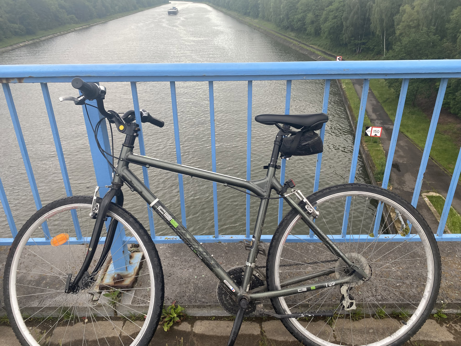 bike over the canal between BE/NL